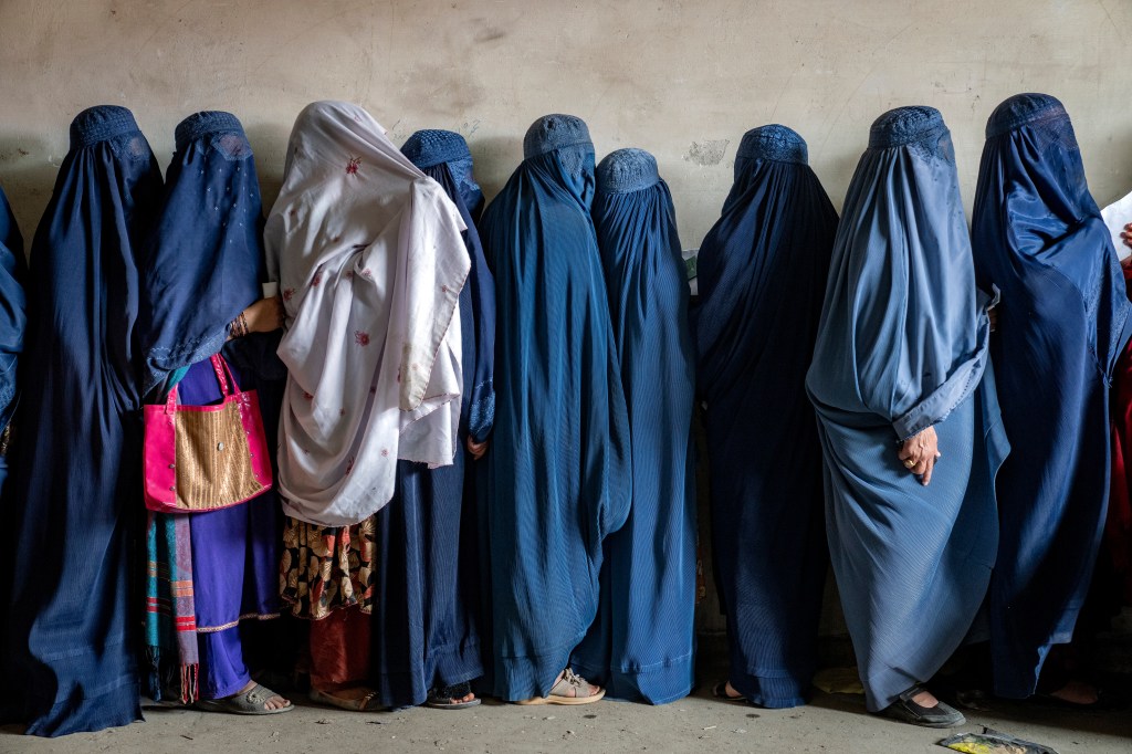 afghan women wait receive food 87746590 tnuIfC