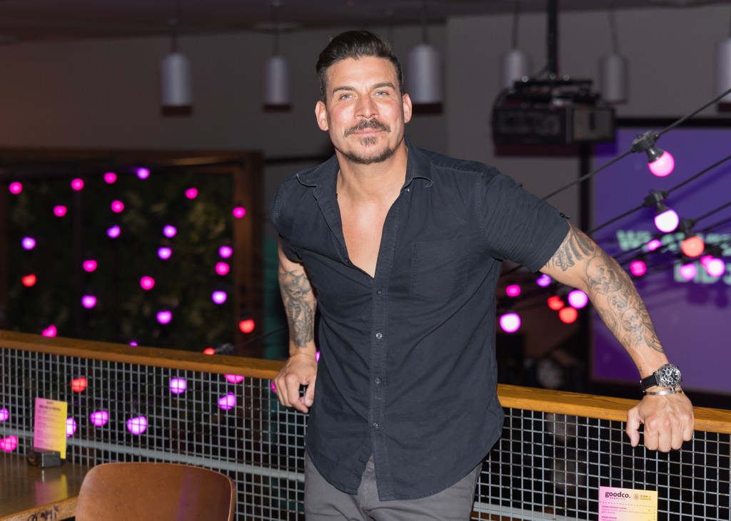 jax taylor poses picture vander 87691813 643a29 PNrri4