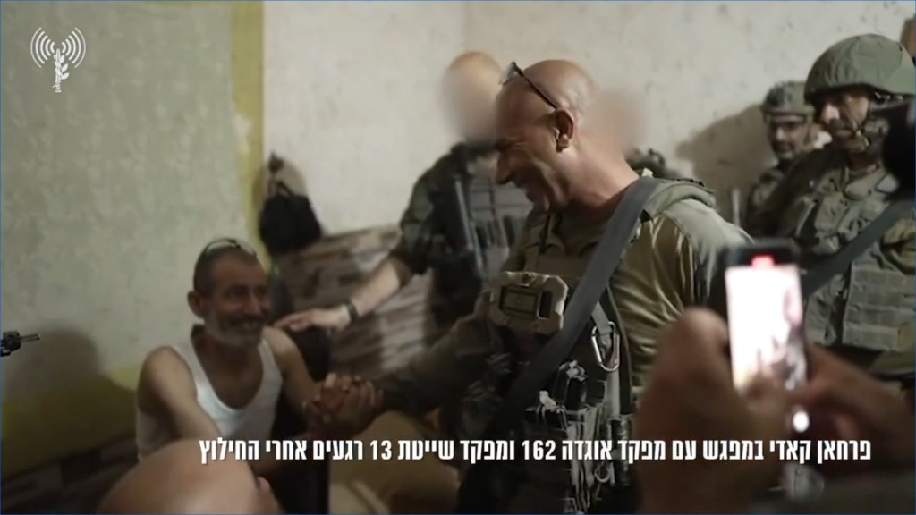 moment idf greets rescued israeli 88366333 0375ed cm42Zr