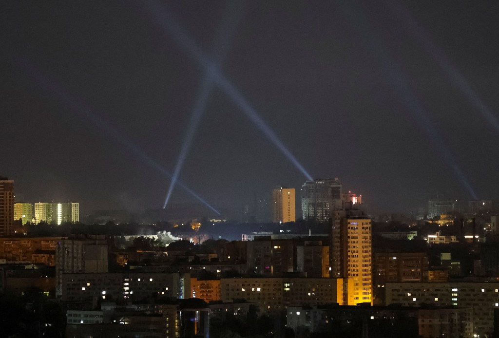 ukrainian service personnel use searchlights 88470071 IkmfQq