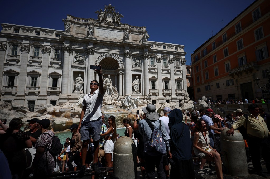 crowds tourists visit trevi fountain 87329461 XBwqKq