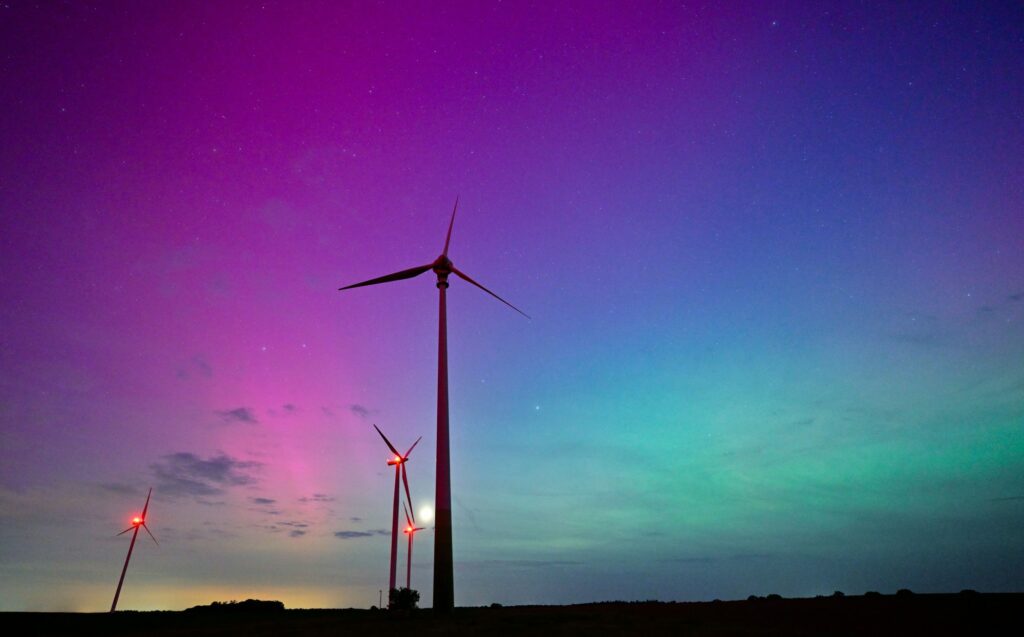 light green violet reddish auroras 89752915 e1726429239747 PQXLqQ