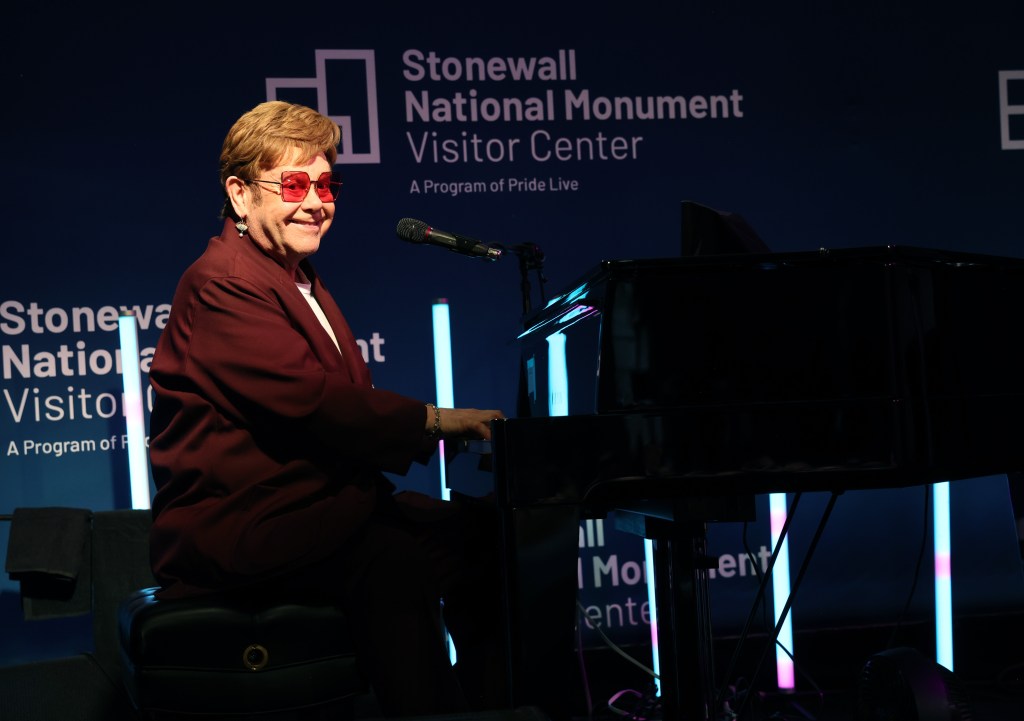 sir elton john performs grand 84658909 ICPnuZ