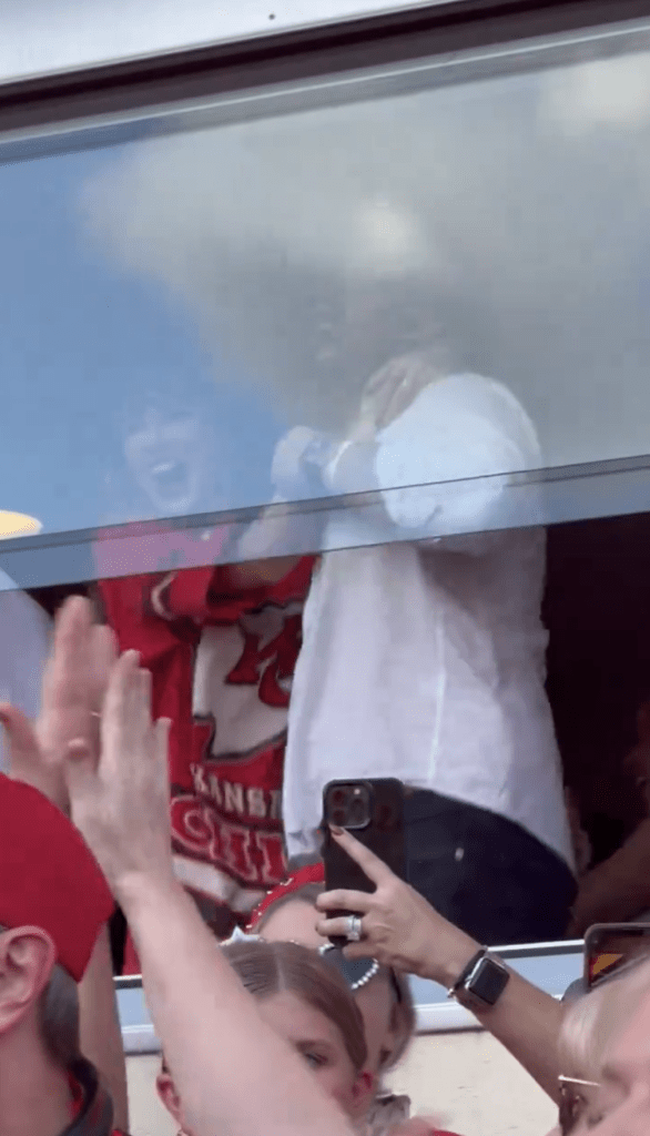 taylor swift celebrates chiefs touchdown 89764809 rruL6Y