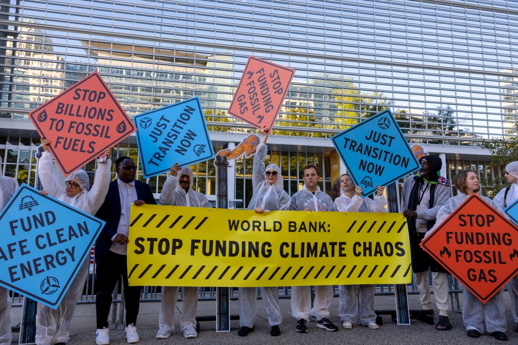 activists protest investment fossil fuels 92094811 XPtLnp