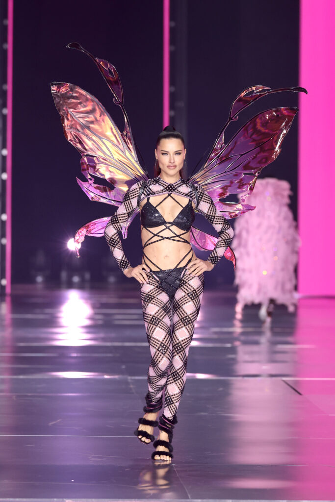 adriana lima walks runway victorias 91681091 SNVave