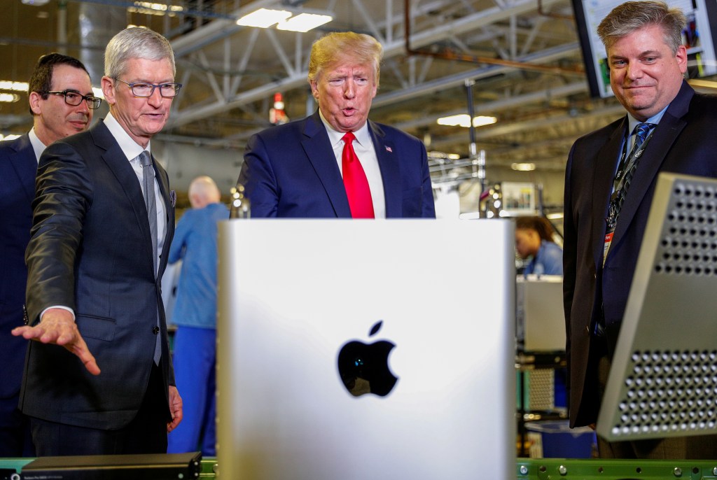 apple ceo tim cook escorts 21621118 9SmzLV