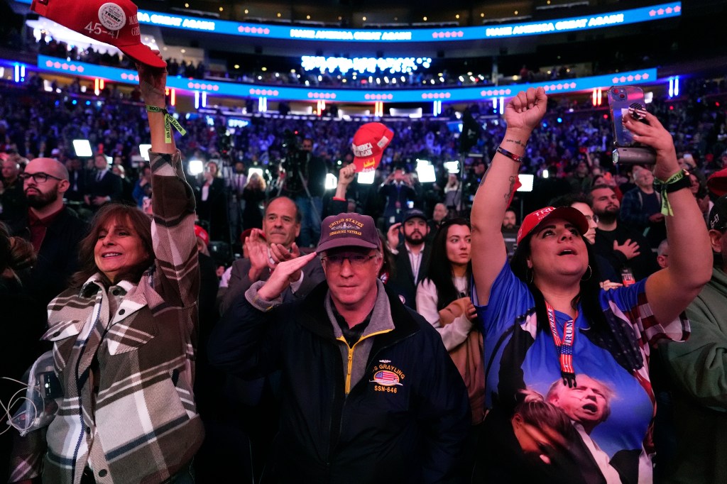 attendees cheer campaign rally republican 92525165 c5bGfg