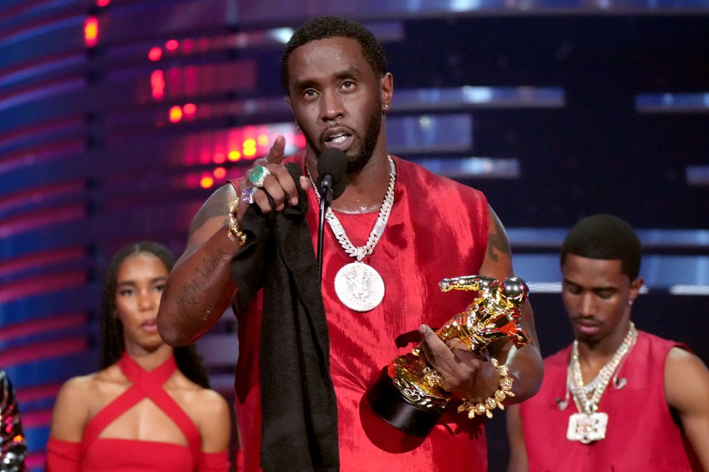 diddy accepts global icon award 92577869