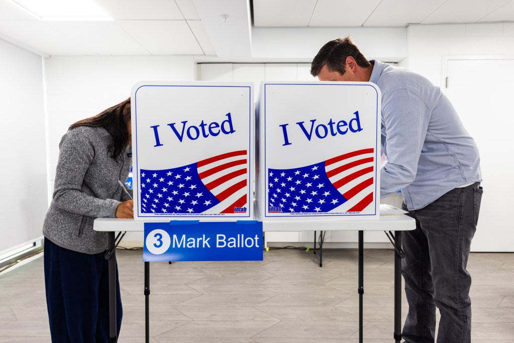 early voters fills ballots 2024 90315556 SQQpfW