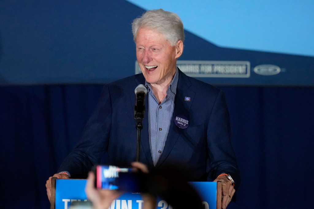 former president bill clinton smiles 92265880 WQt3yF