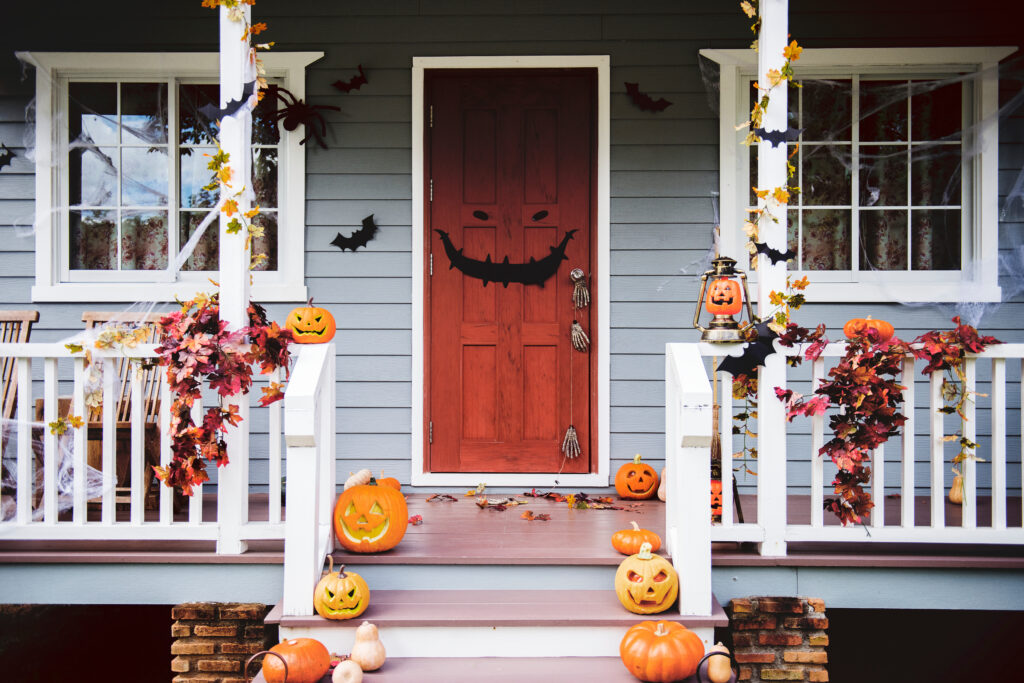 halloween pumpkins decorations outside house 92237396 eIVu1V