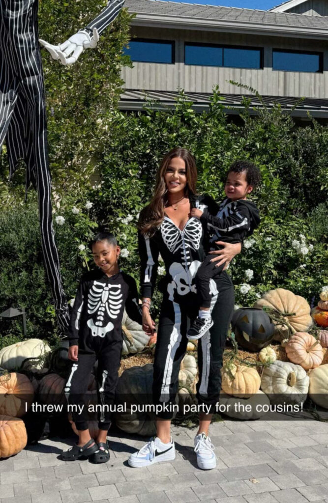 inside khlo kardashians cousins pumpkin 92096688 Ig4xlG