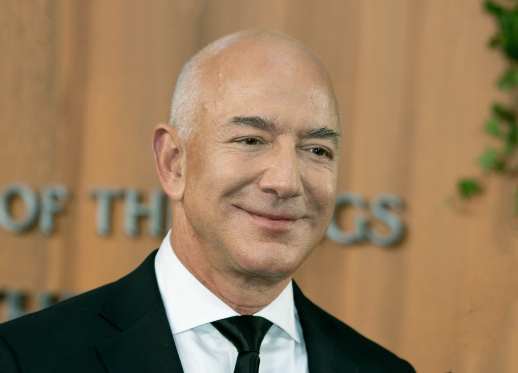 jeff bezos attends lord rings 92363328 h20FV2