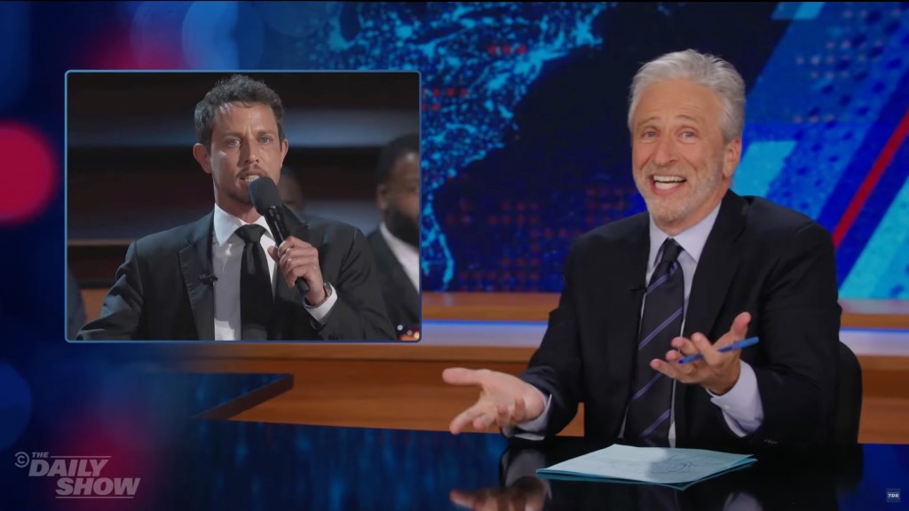 jon stewart defends tony hinchcliffes 92634247 QXH8Li