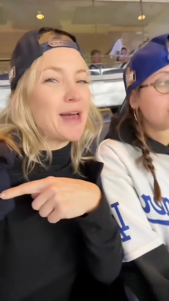 kate hudson pays homage how 92755870