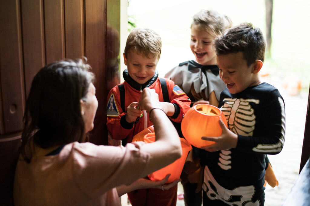 little children trick treating halloween 92761782 UbcvJ3