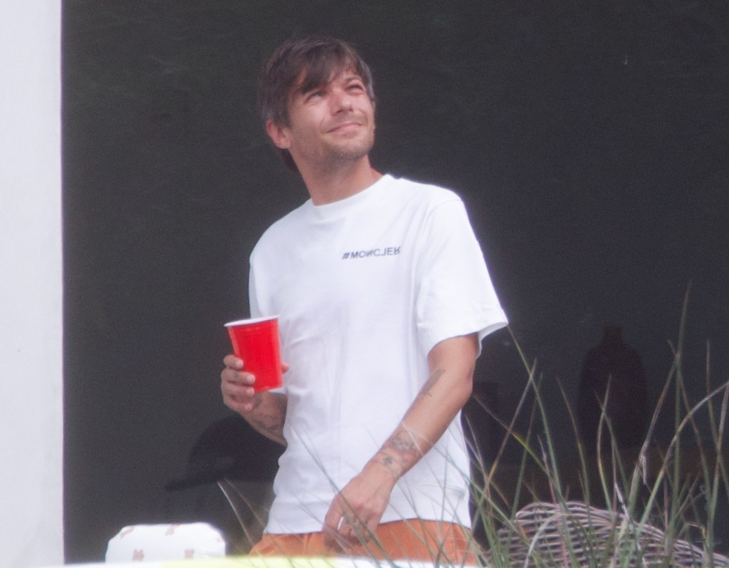 louis tomlinson seen looking happy 91864628 tdFI3d