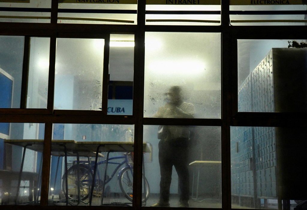 man stands office cubas government 92000600