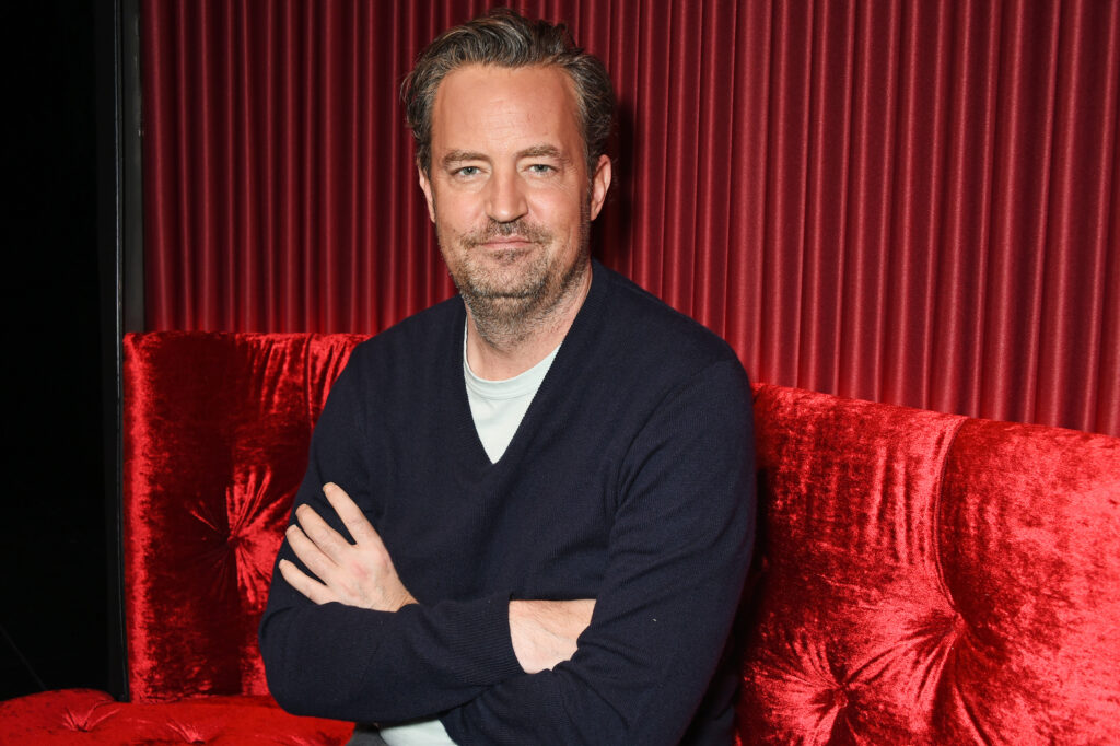 matthew perry poses photocall end 92565922 da1bfd E428p1