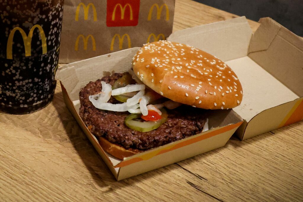 mcdonalds quarter pounder hamburger coke 92542378 e1730075731202 lPeJFs