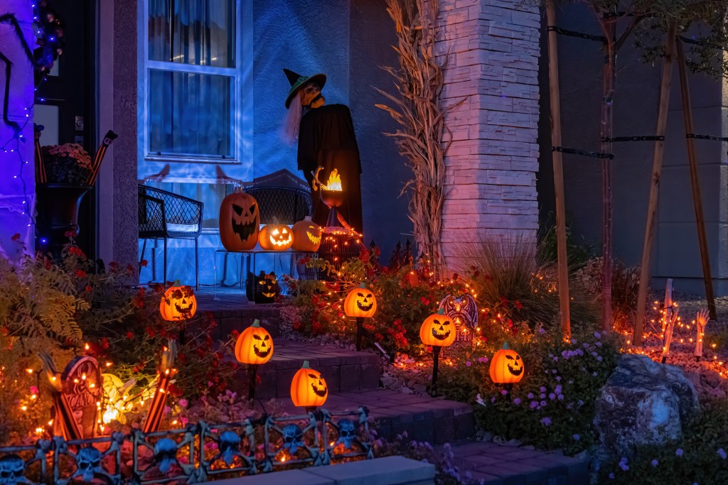 night view house halloween decoration 92578889 JrqKHE