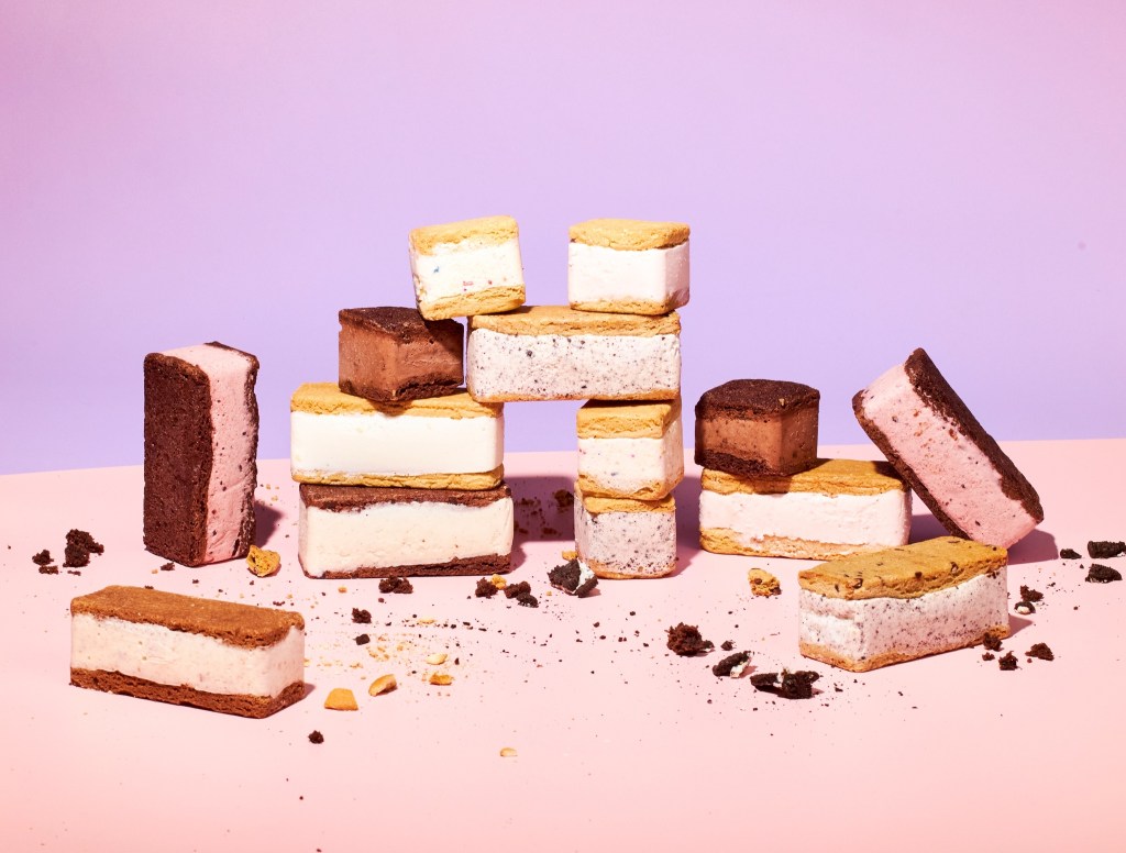 photo ice cream sandwich served 92363072 f5s9lr