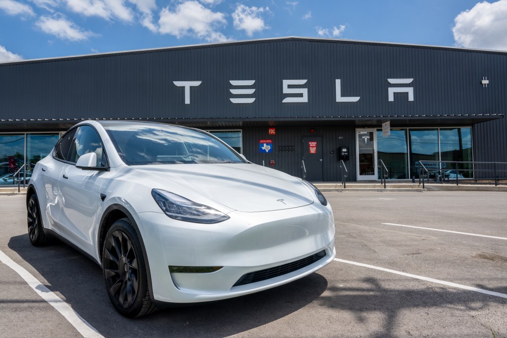 tesla model y seen tesla 11997582 syMX3N