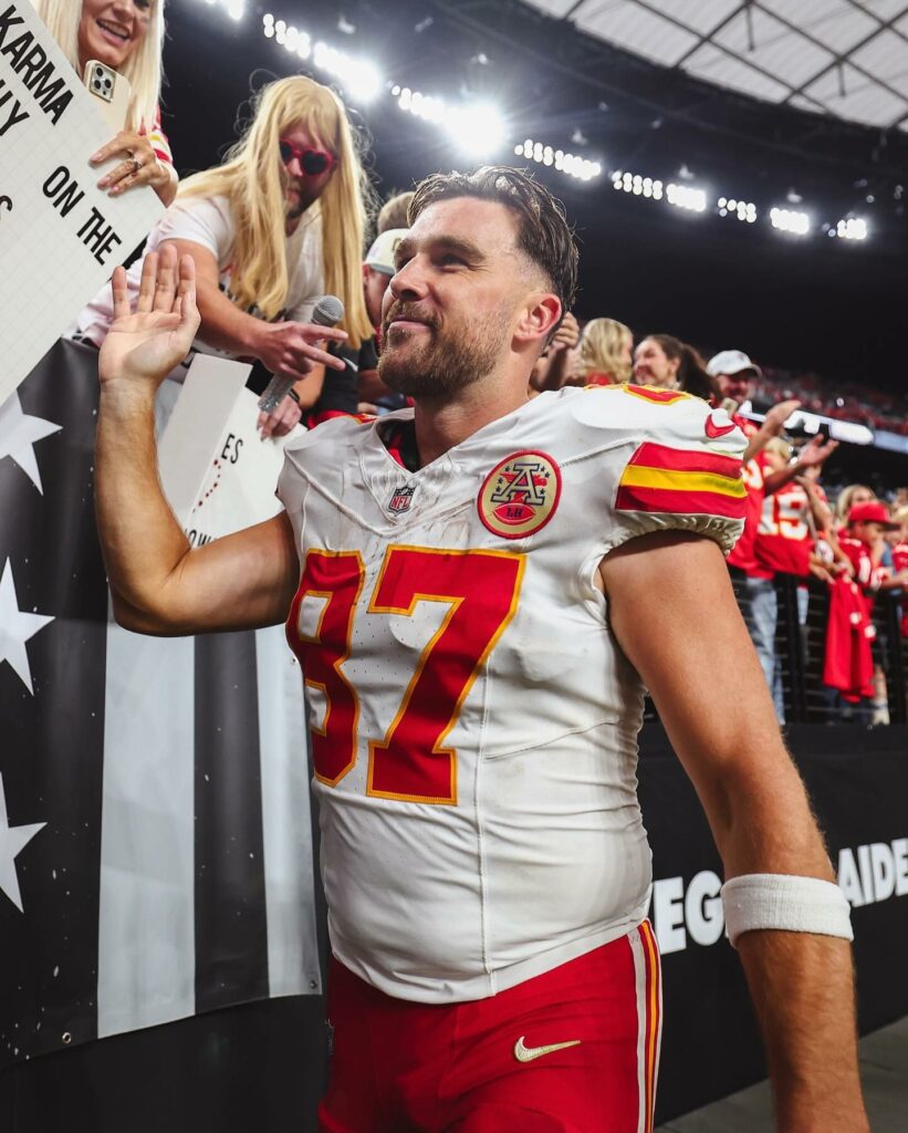 travis kelce high fives chiefs 92568113 XIfeYM