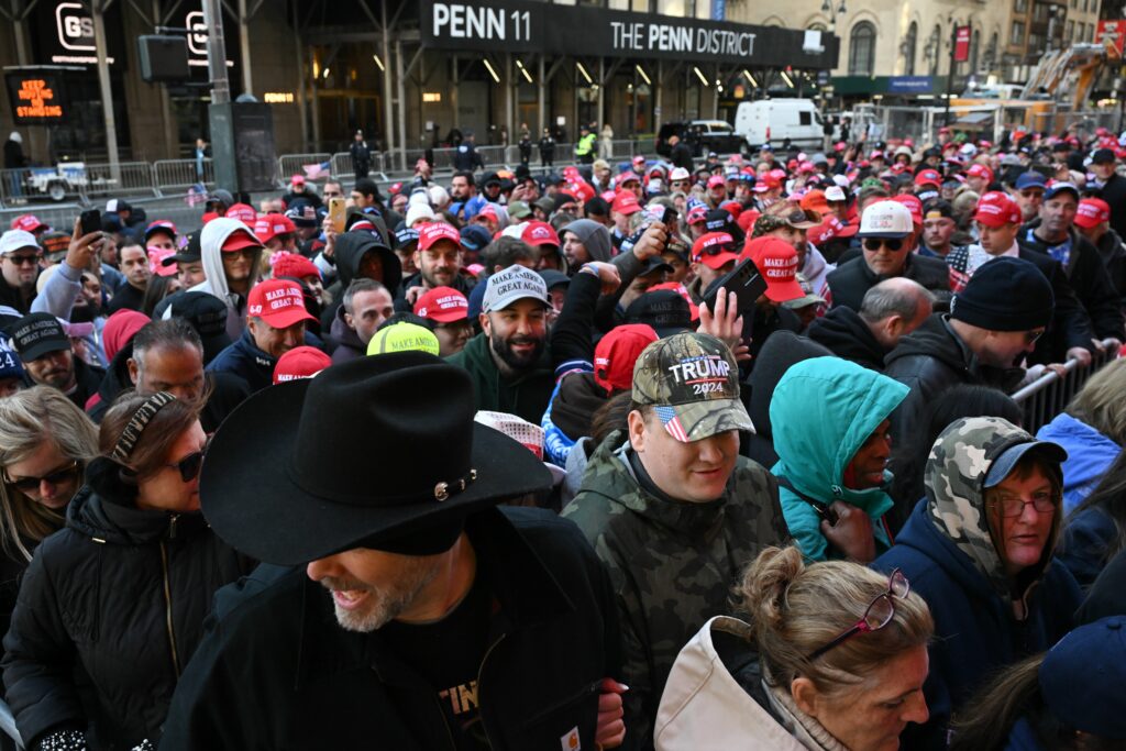 trump supporters wait line enter 92518267 z1WIFW