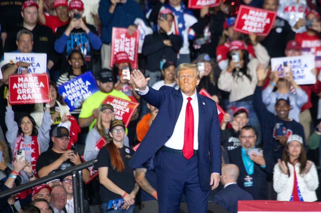 trump waves crowd end rally 92666656 2b599e obdg3w