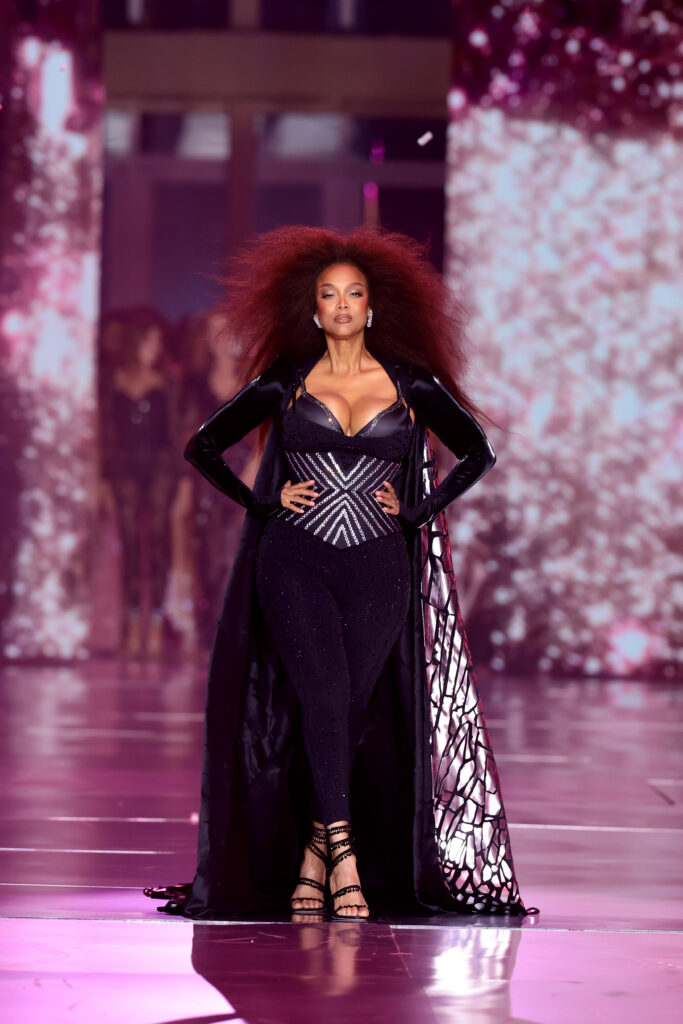 tyra banks walks runway victorias 91682659 nWp6yQ