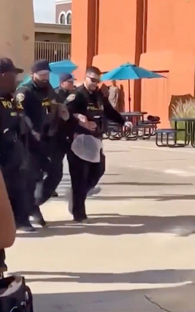 video shows police officers carrying 92514219 enW7Eg