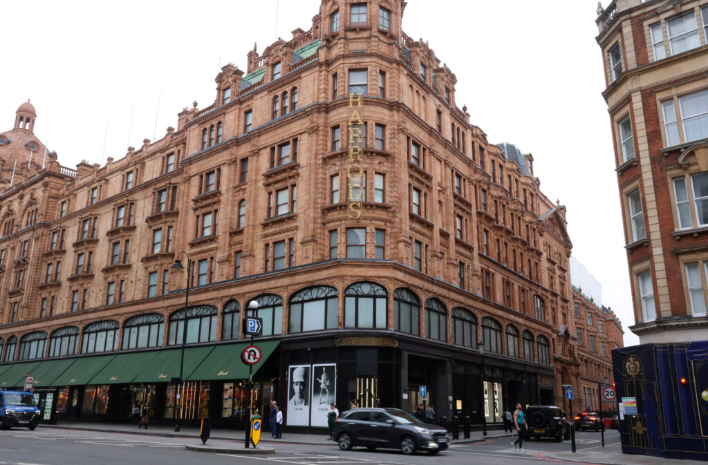 view harrods department store london 90438686 869582 czok3z