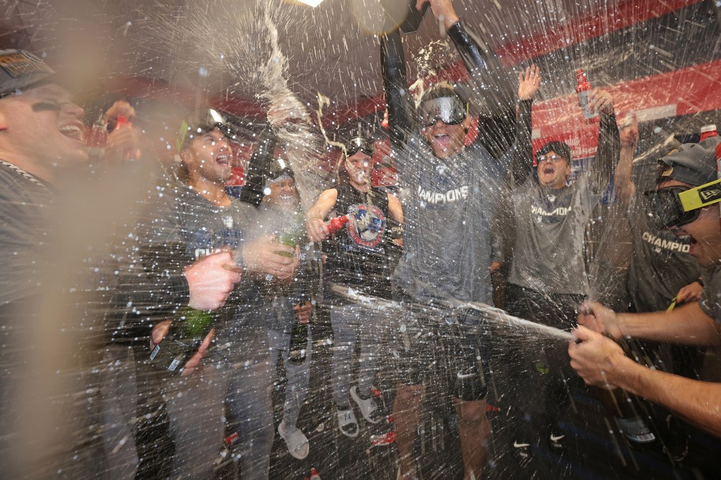 yankees celebration main 5 cw Yr09d4