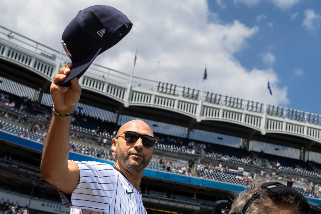 yankees derek jeter salutes fans 88248103 12BNvO