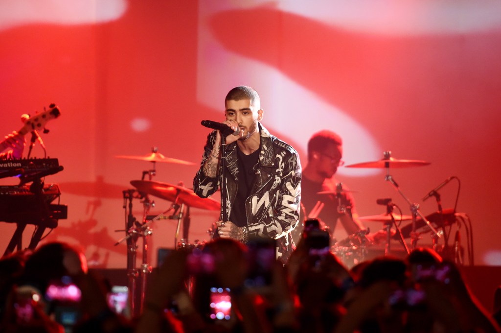 zayn malik performs onstage zayn 91943522 ErLQsa