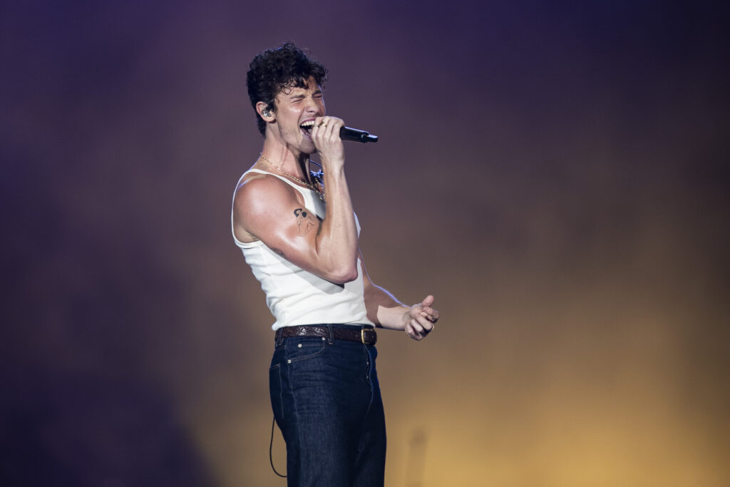 canadian singer shawn mendes performs 90248366 3HFzd2