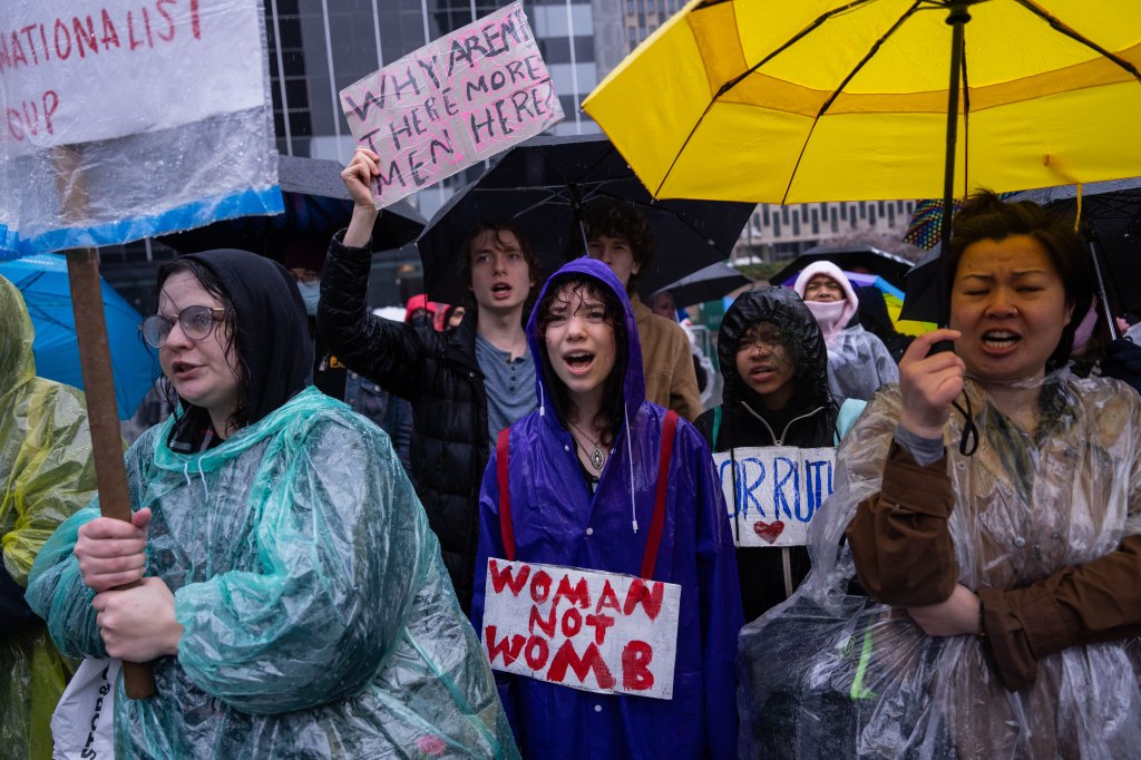 counter protestors demonstrate pro life 78881291 QDNYny