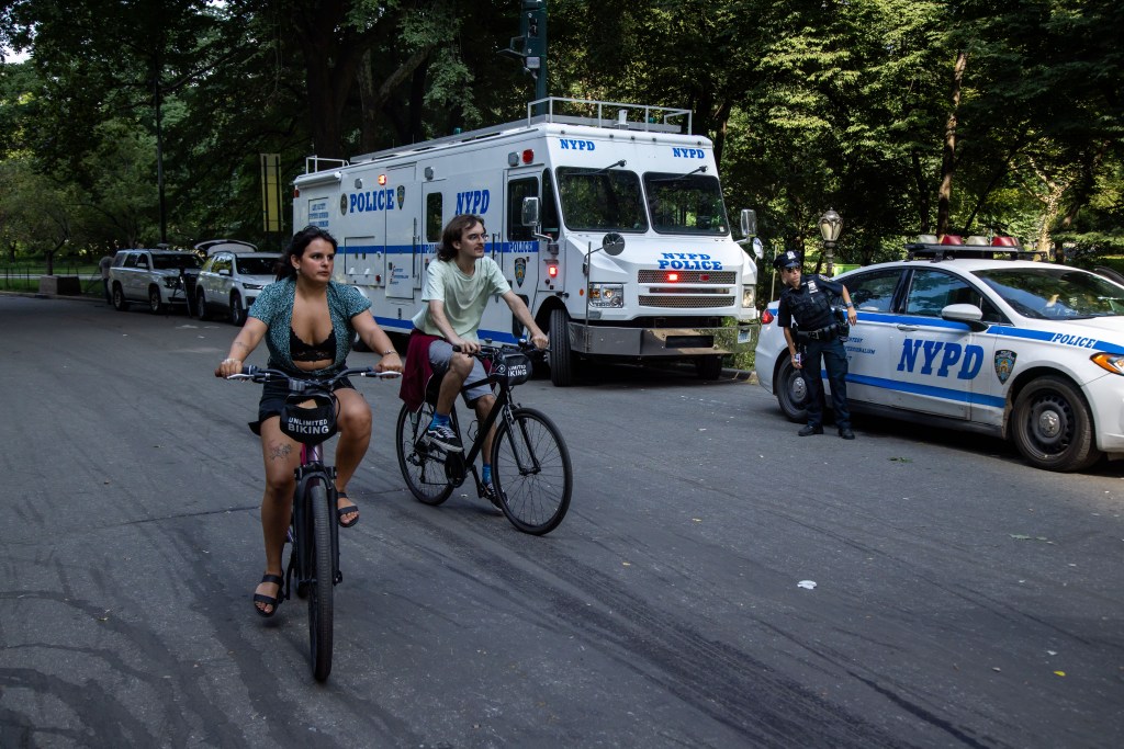 nypd officers patrol front mobile 87780602 TafmDp