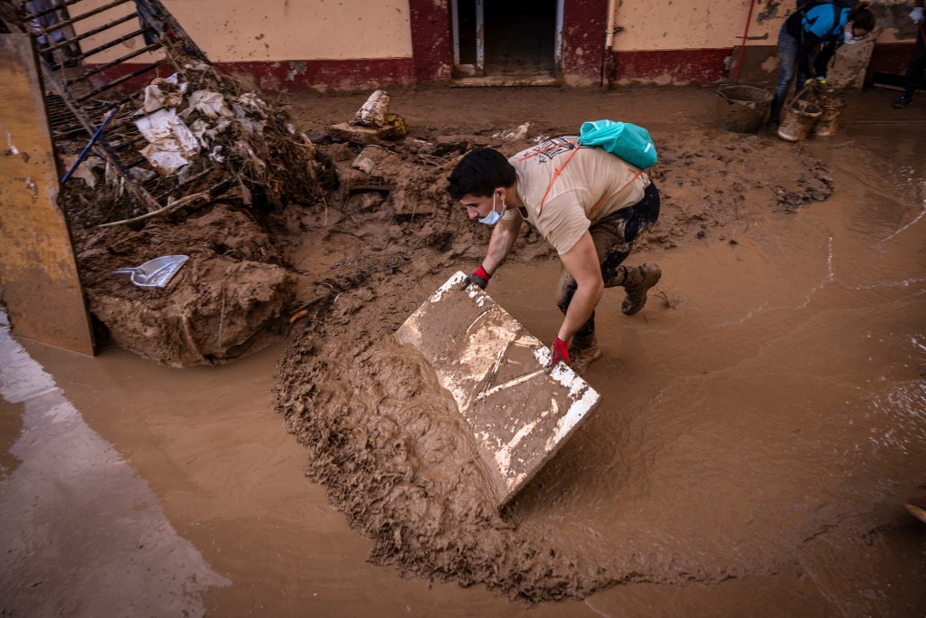 residents clean house floods paiporta 92886633 1z9jw1