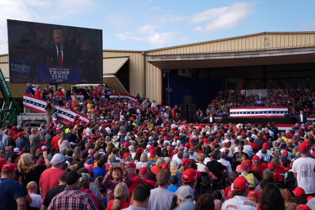 supporters listen republican presidential nominee 92895727 CZoZ6F