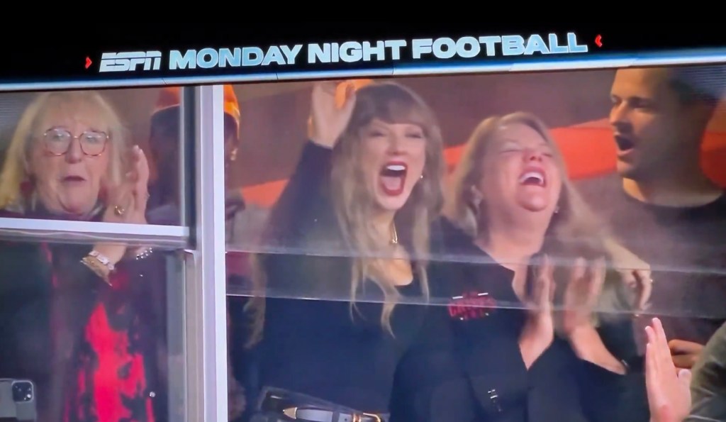 taylor swift gets fired celebrating 93054322 VmRwH0