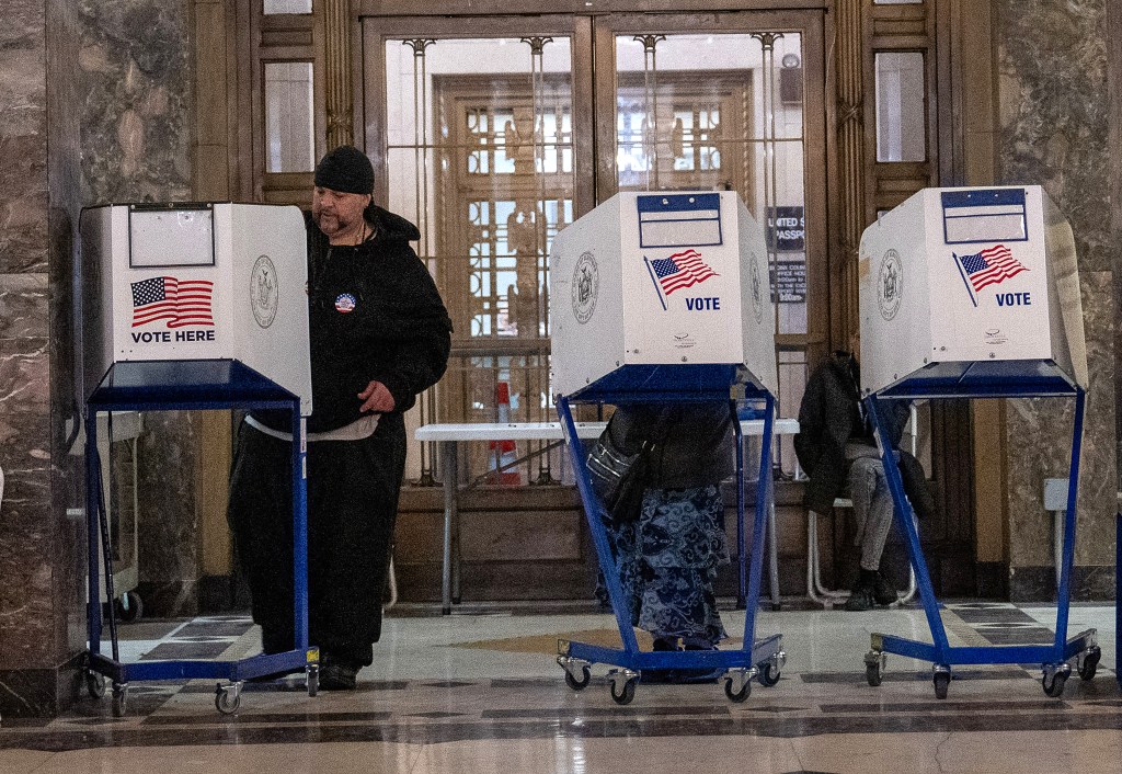 voters cast ballot early voting 92821304 AUDOka