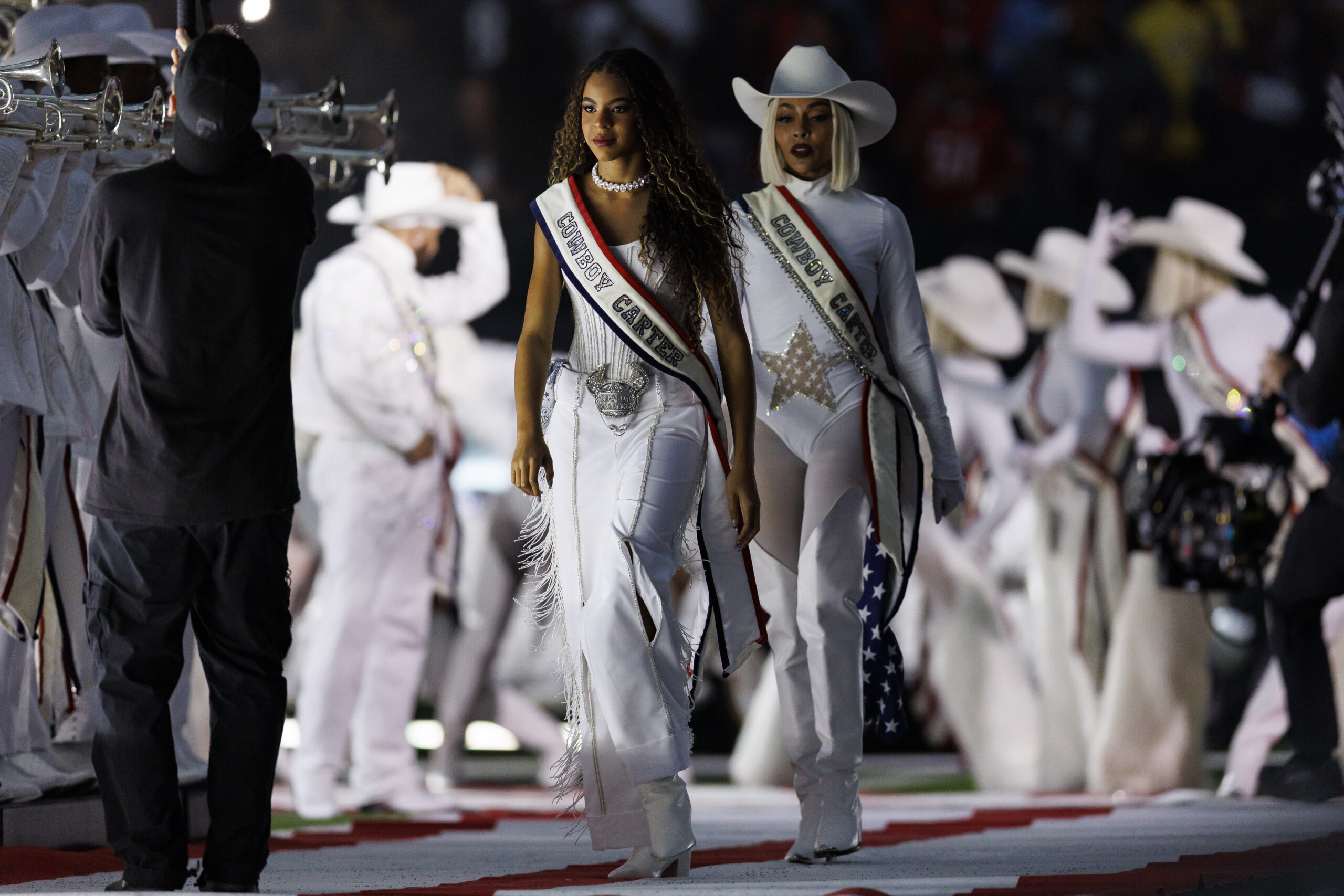wp content2Fuploads2Fsites2F32F20242F122Fblue ivy walks onto field 95867242 c4rElN scaled