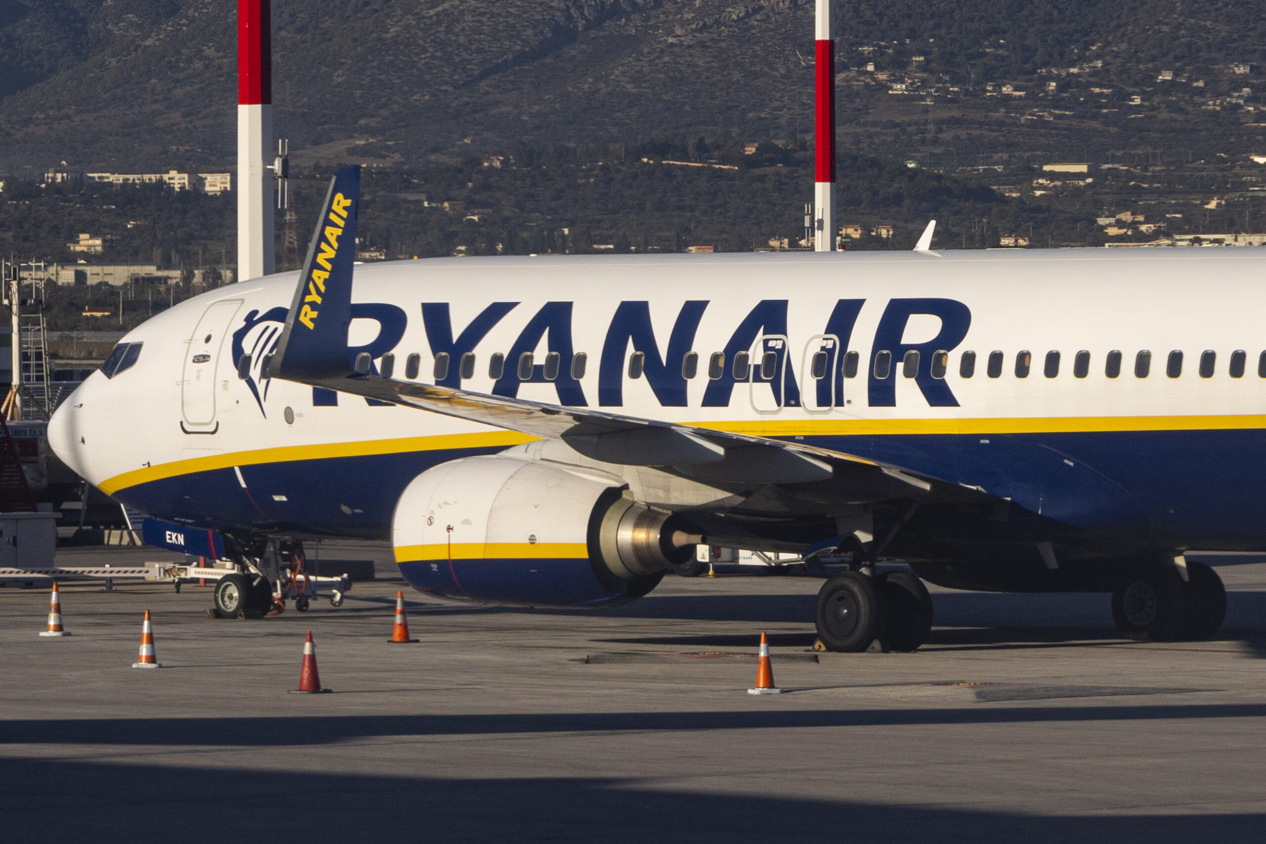 Airline begs airport bars to enforce 2-drink limit amid lawsuit against disruptive passenger 1 wp content2Fuploads2Fsites2F22F20252F012F737 passenger airplane irish ultra 96636783 Pl6Ubb scaled