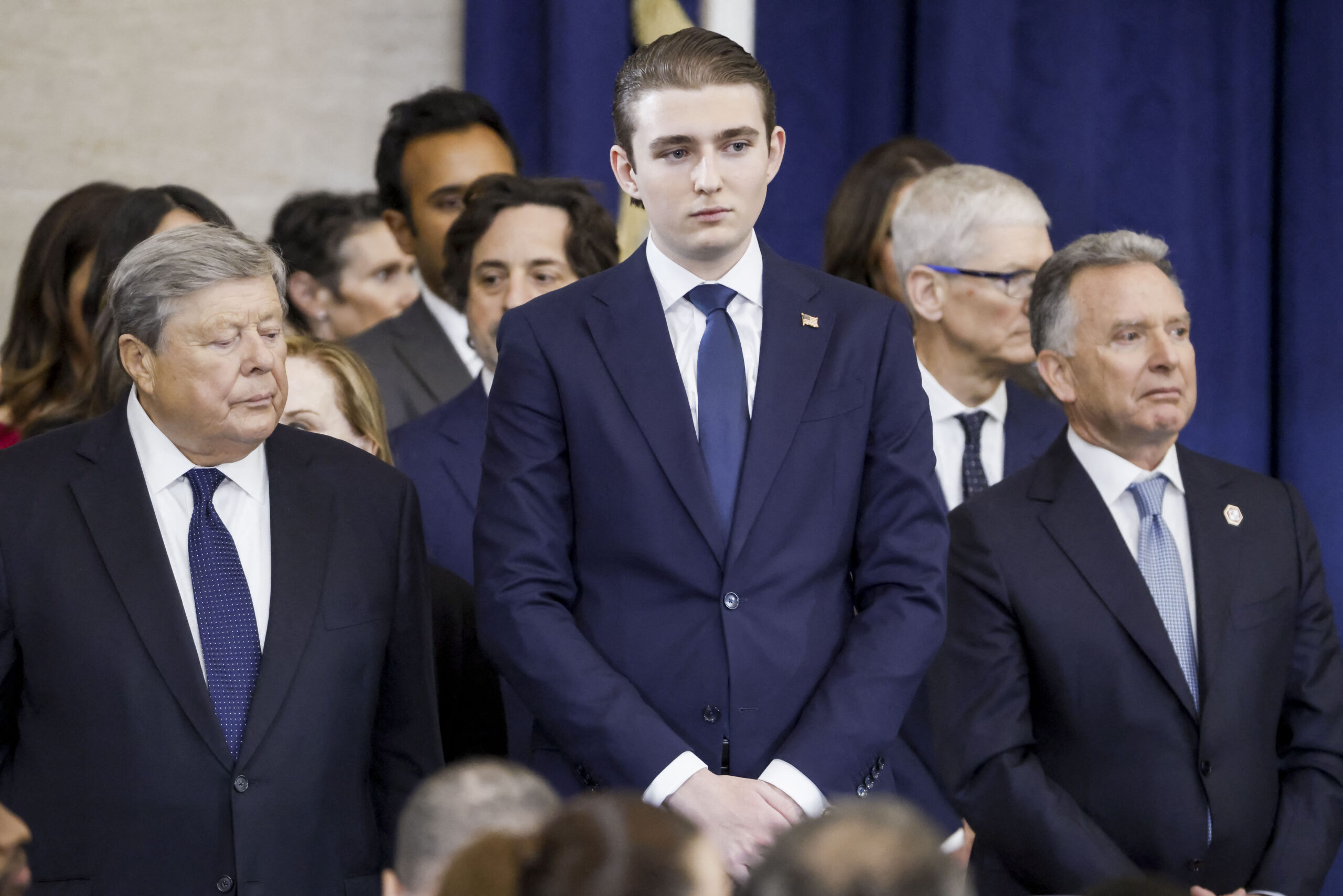 wp content2Fuploads2Fsites2F22F20252F012Fattends inauguration ceremony father donald 97015867 l610uL scaled