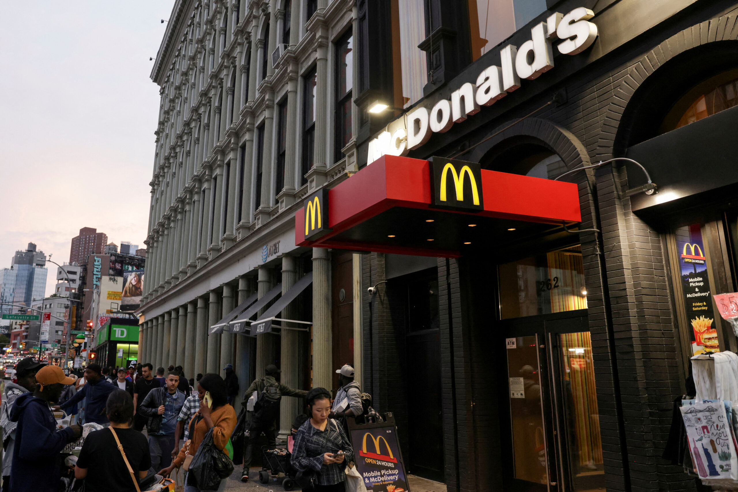 wp content2Fuploads2Fsites2F22F20252F012Fexterior view mcdonalds soho new 96647715 up4ttz scaled