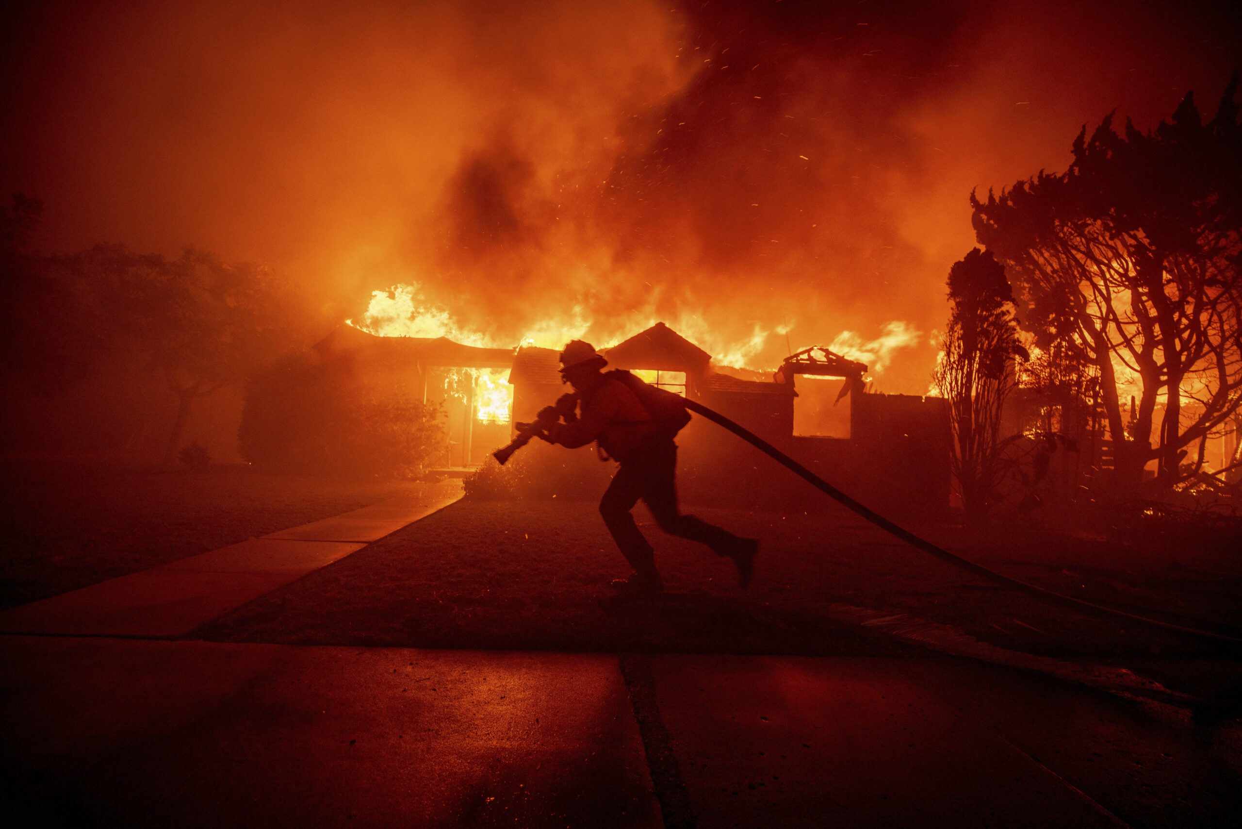How the LA Fire Department fumbled the first response to the Palisades Fire, according to witnesses: ‘No one came’ 1 wp content2Fuploads2Fsites2F22F20252F012Ffirefighter battles palisades fire burns 96411454 lnNs1U scaled