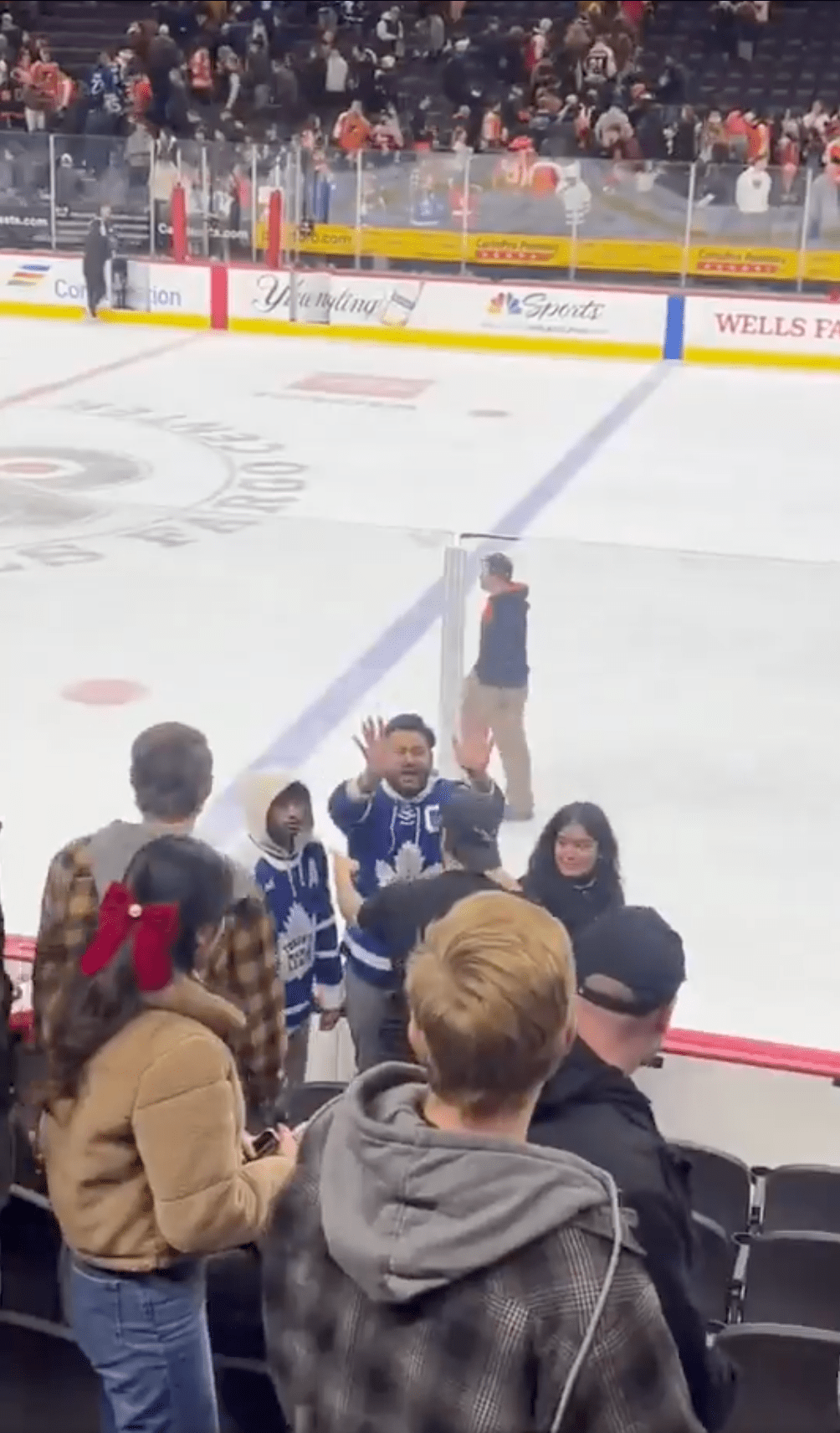 Flyers fan swings away at Maple Leafs supporters in chaotic Philly scene 1 wp content2Fuploads2Fsites2F22F20252F012Fflyers LotupZ